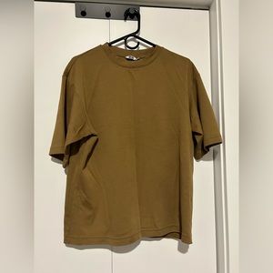 Uniqlo Oversized Men’s Tee Shirt Size Medium Brown